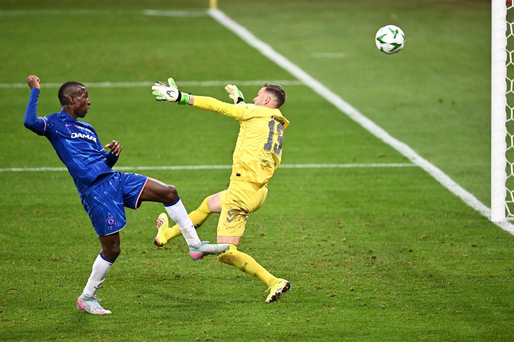 篮球火箭球队进攻端出现默契配合